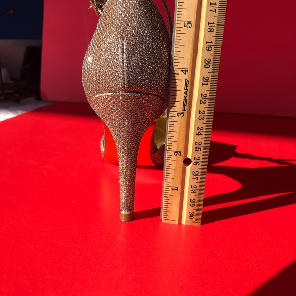 Adrianna Papell gold colored heels - Picture 7 of 8